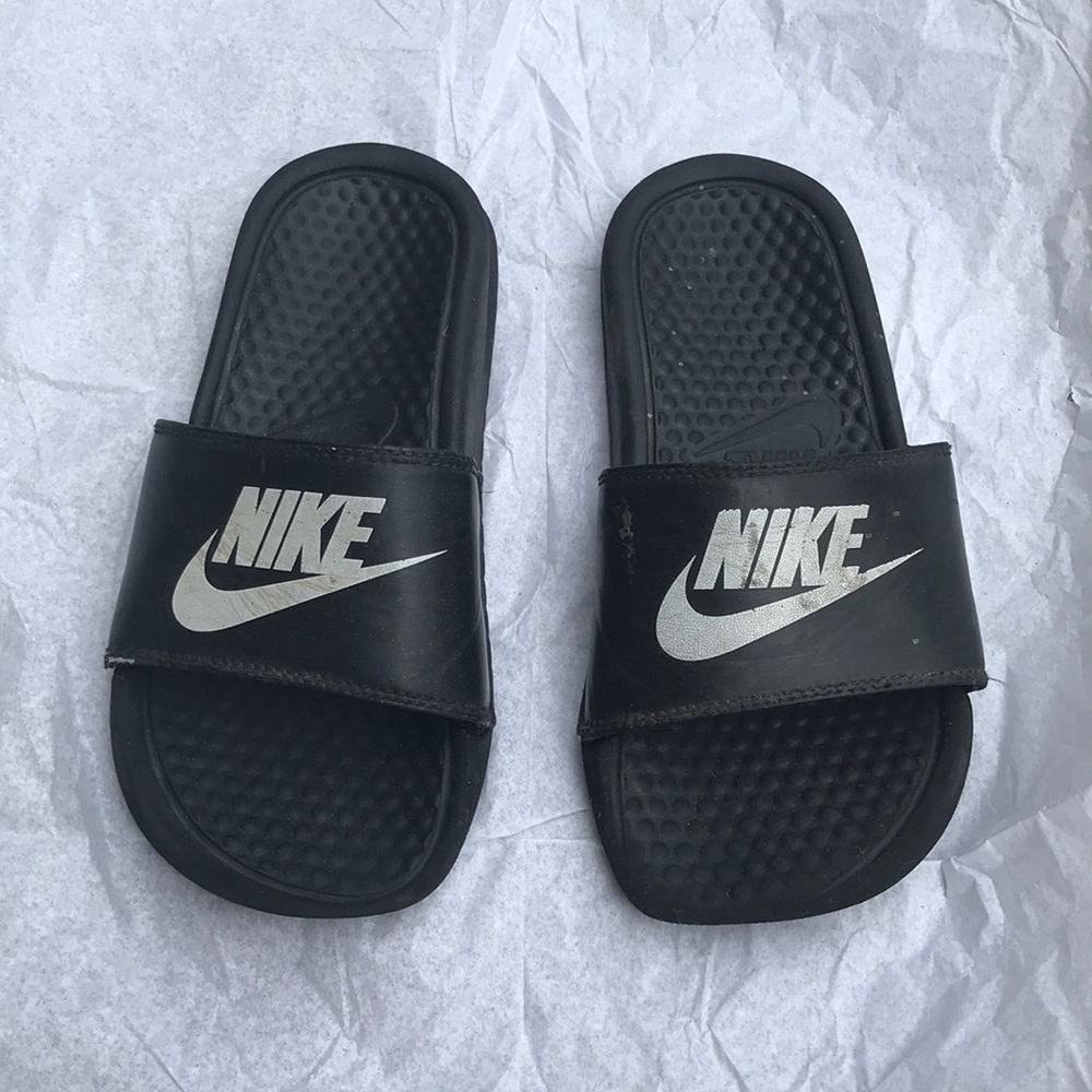 Black nike flip flops - size 3Y